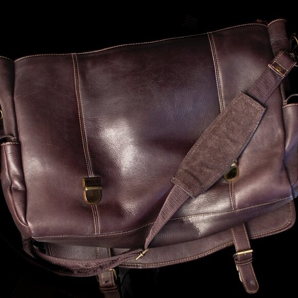 Vintage-Style Brown Leather Messenger Bag With Adjustable Strap and Buckles - Picture 3 of 13